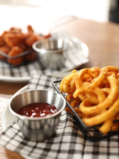 Curly Fries und Nuggets